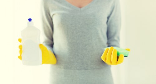 Cleaning a bathroom as part of end of tenancy cleaning in Twickenham
